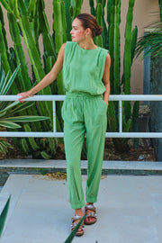 Crinkle modal broek in jungle groen van EsQualo, close-up van de textuur en kleur van de Top Crinkle Modal HS26.05212