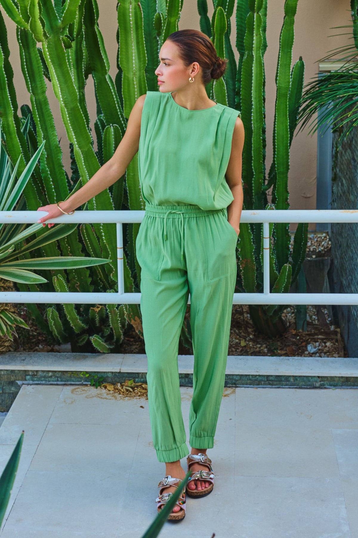 Crinkle modal broek in jungle groen van EsQualo, close-up van de textuur en kleur van de Top Crinkle Modal HS26.05212