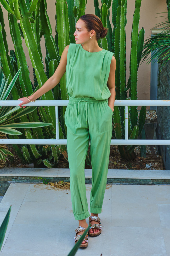 Crinkle modal broek in jungle groen van EsQualo, close-up van de textuur en kleur van de Top Crinkle Modal HS26.05212