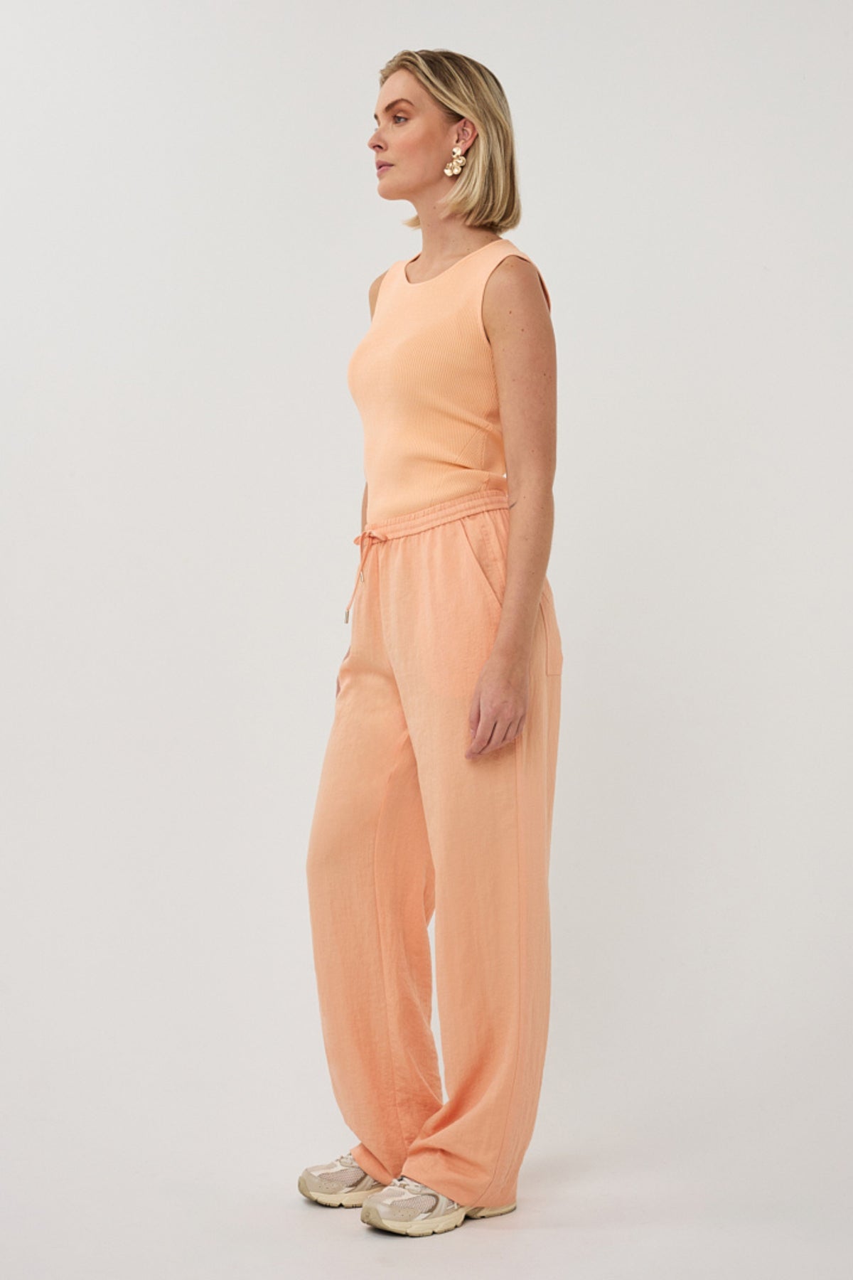 Elastische broek van EsQualo met fijne crinkle textuur en elegante uitstraling, model Bellini SP26.10041, zichtbaar in de afbeelding.