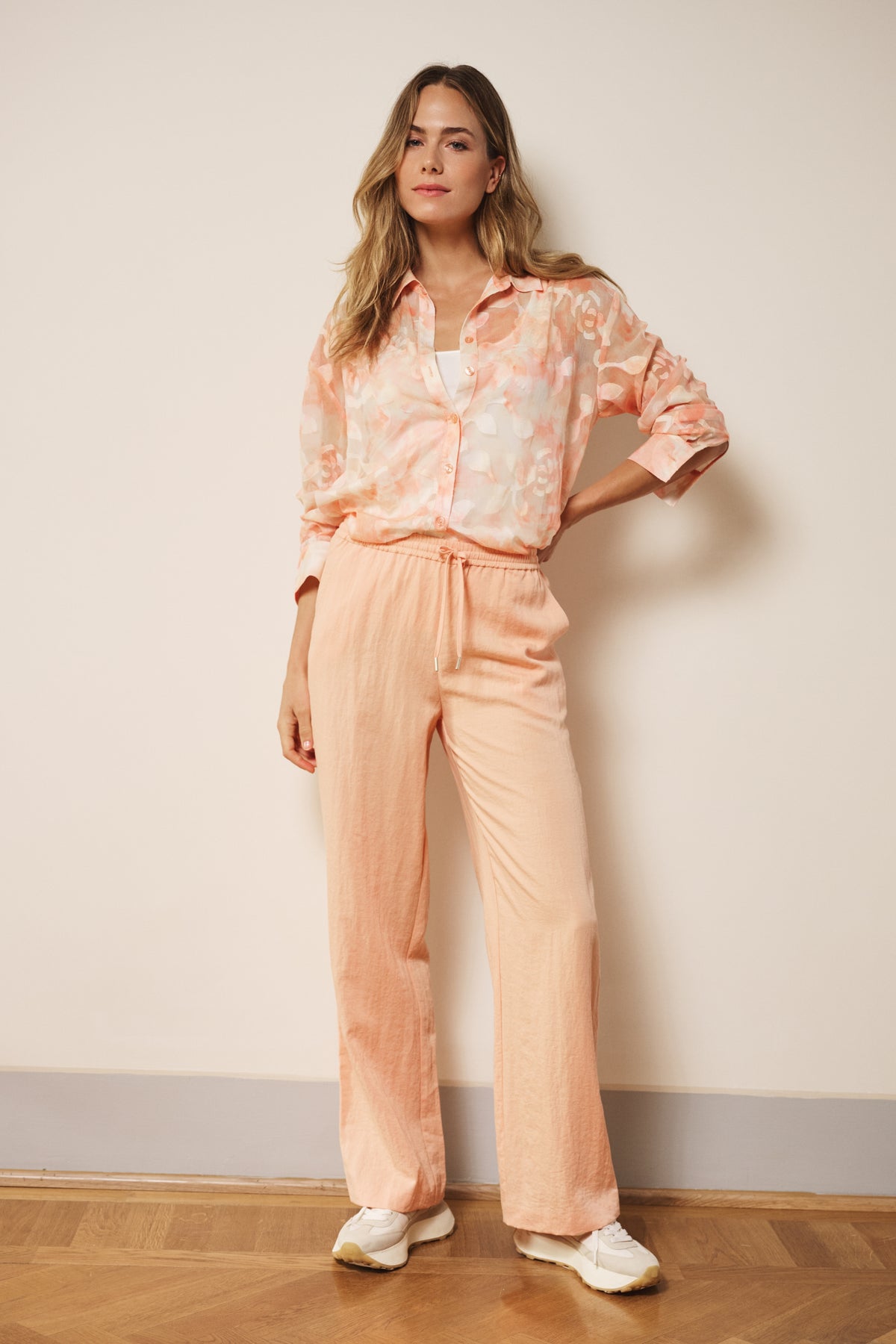 Elasticen broek van EsQualo met fijne crinkle structuur, model Bellini, comfortabel en stijlvol voor dagelijks gebruik.