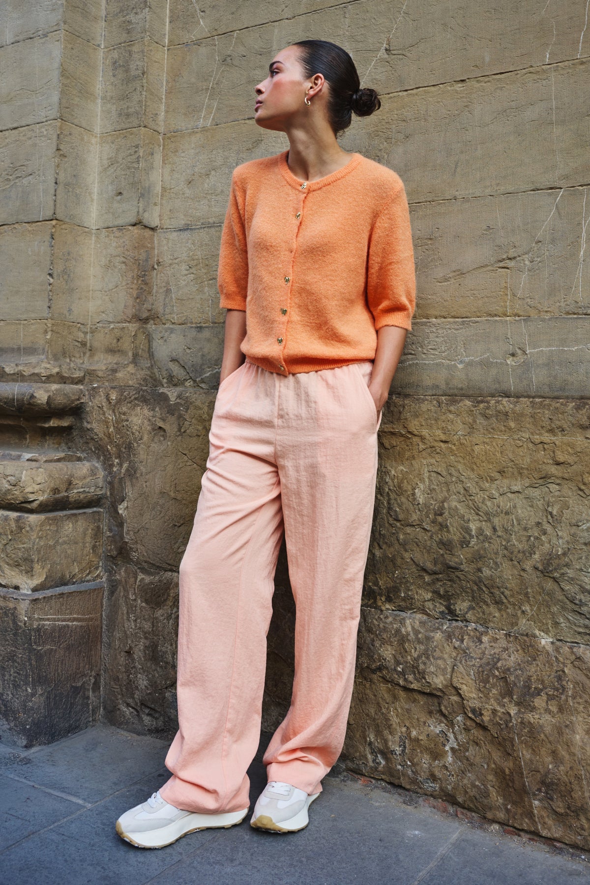 Elasticere broek van EsQualo in fijne crinkle Bellini-stijl, comfortabel en modieus voor dagelijks gebruik.