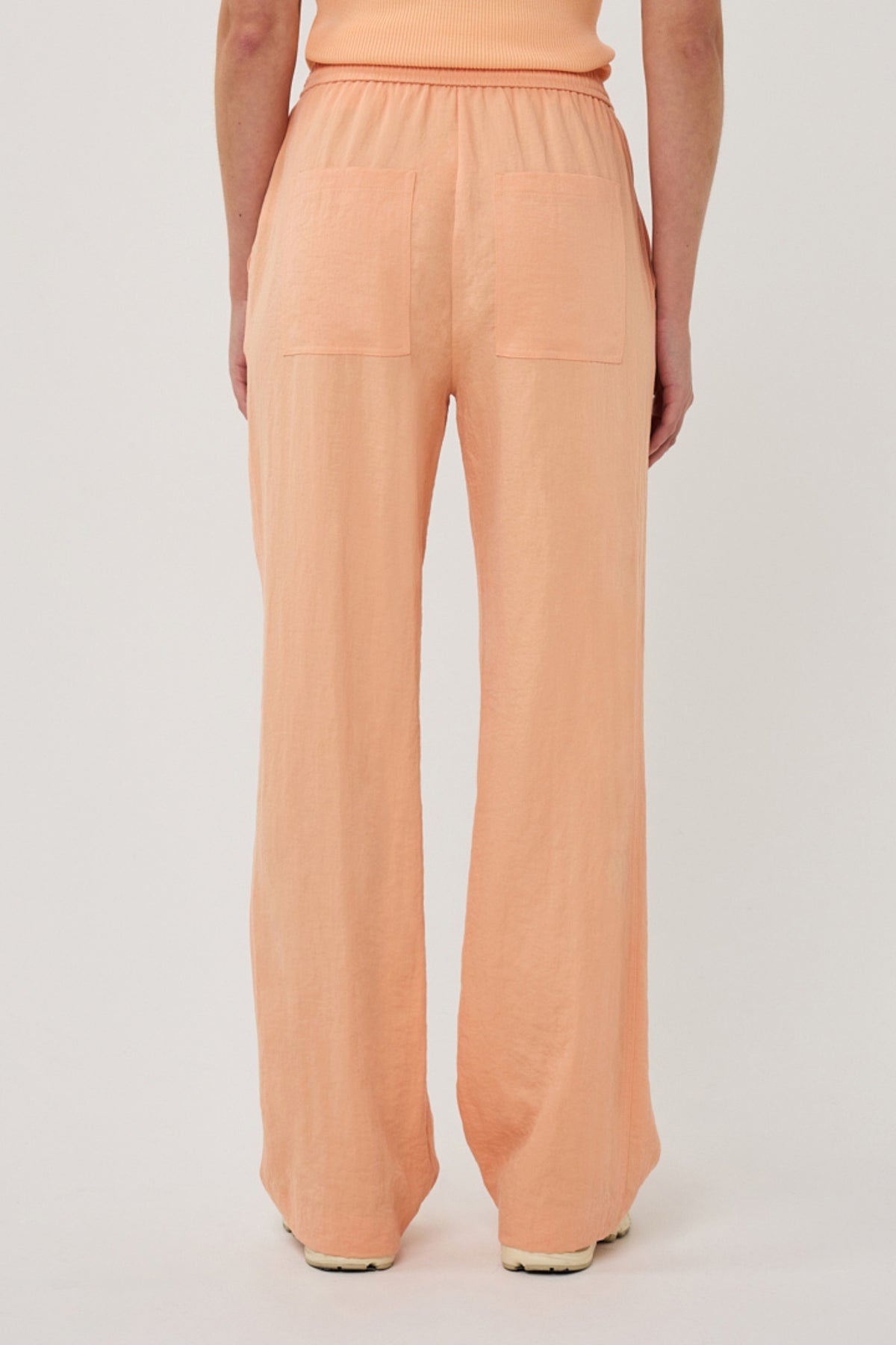 Elastische broek van EsQualo met fijne crinkle-textuur en elegante pasvorm, model Bellini SP26.10041.