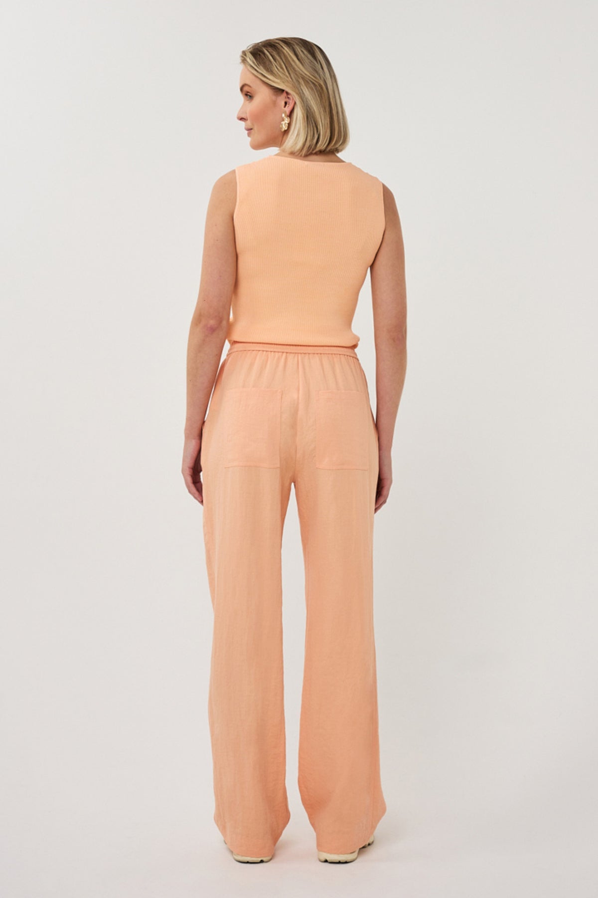 Elastische broek van EsQualo met fijne crinkle kwaliteit en elegante uitstraling, model Bellini SP26.10041.