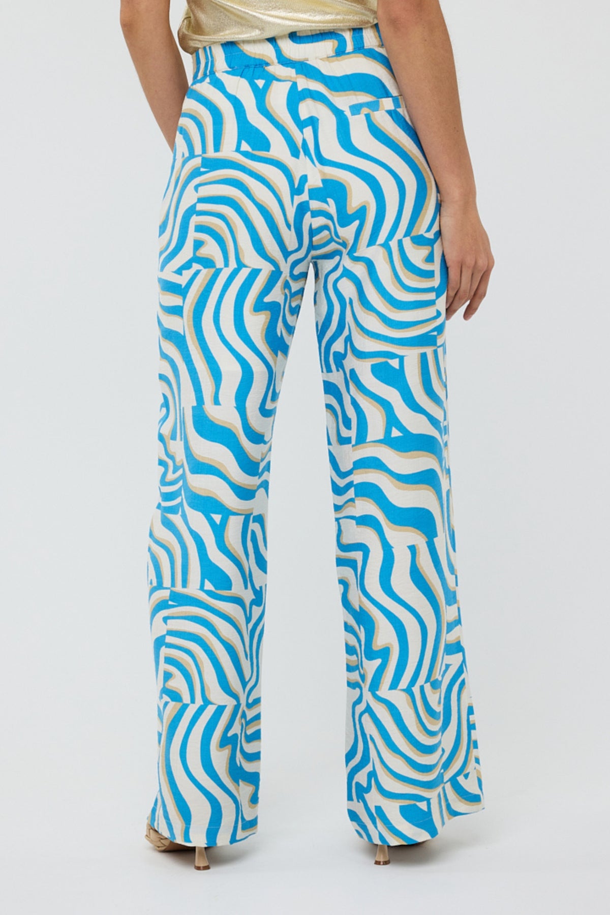 Zebra print broek van EsQualo met elektrische stijl, comfortabel en modieus voor dames.