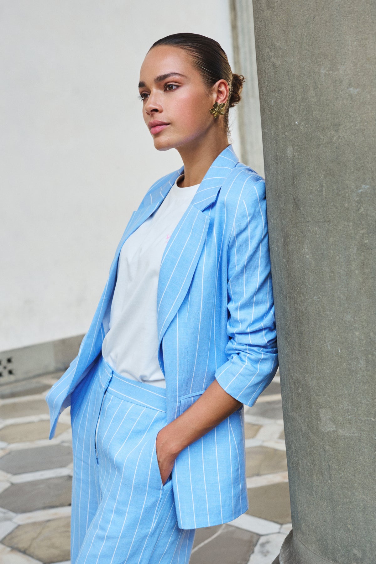 Linnen blazer van EsQualo in Pacific Blue met streepdesign, stijlvolle en casual uitstraling, close-up van de stof en pasvorm