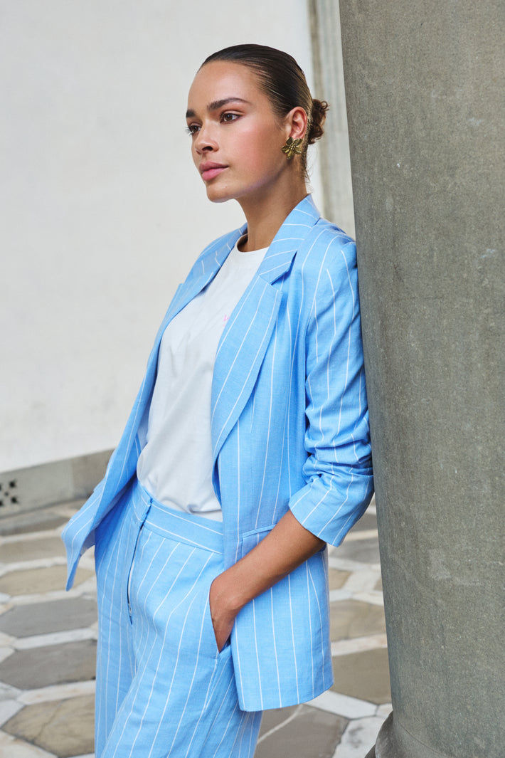 Linnen blazer van EsQualo in Pacific Blue met streepdesign, stijlvolle en casual uitstraling, close-up van de stof en pasvorm