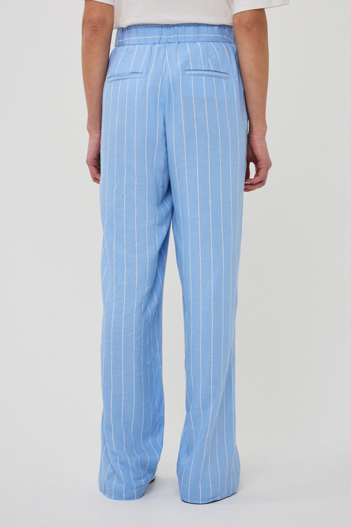 Linnen broek van EsQualo in Pacific Blue, met comfortabele pasvorm en casual uitstraling.