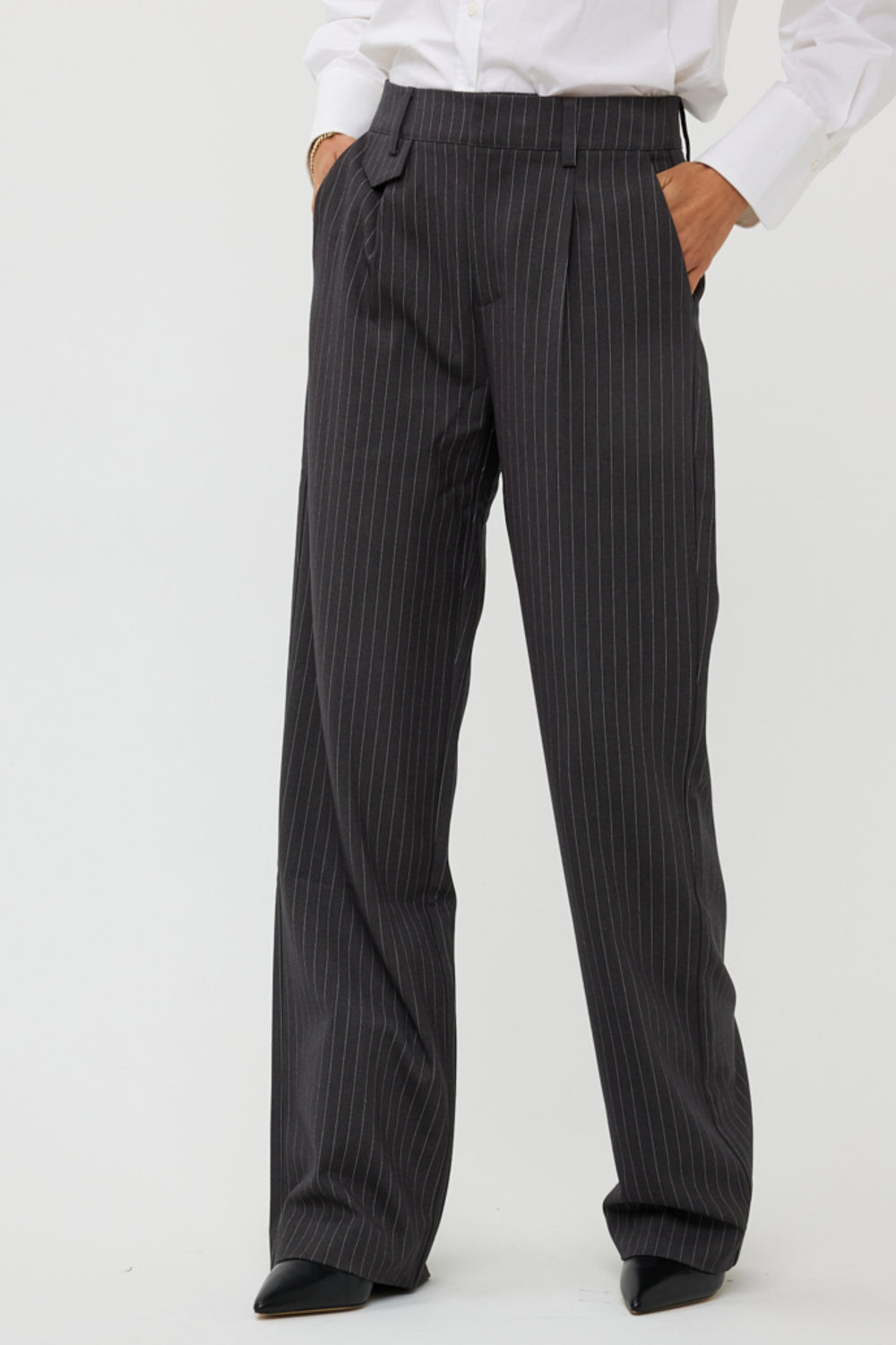 Donkere grijze pinstripe broek van EsQualo, recht model, W24.10701, zicht op de stof en pasvorm.