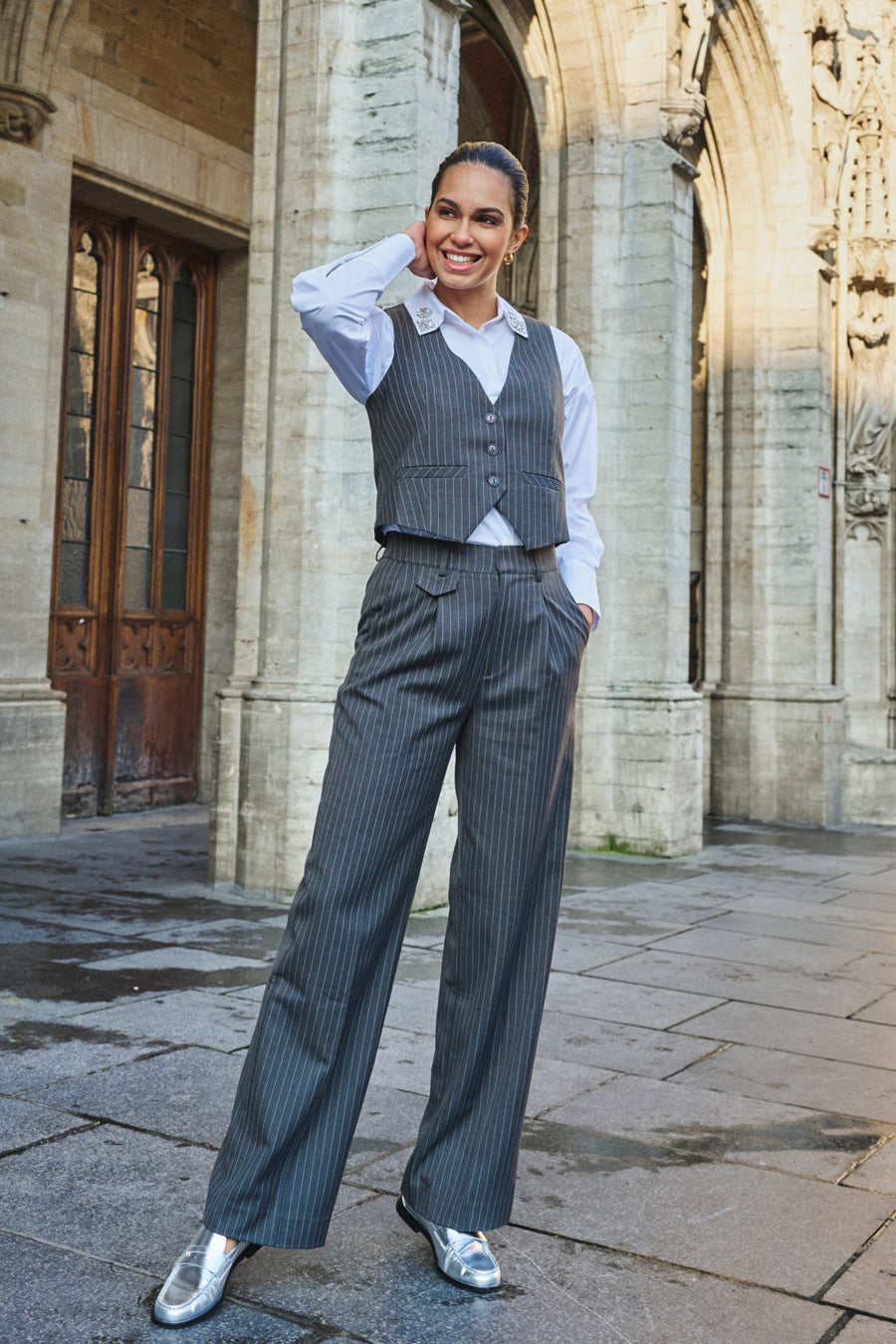 Donkergrijze pinstripe broek van EsQualo, model W24.10701, met sierlijke strepen en een nette pasvorm.