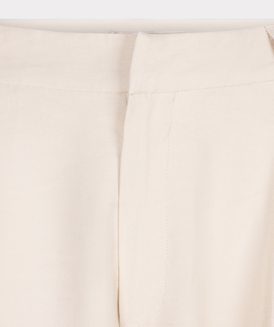 Licht zandkleurige plissébroek van EsQualo met wijde pijpen en tailleband, geschikt voor een elegante, casual look.