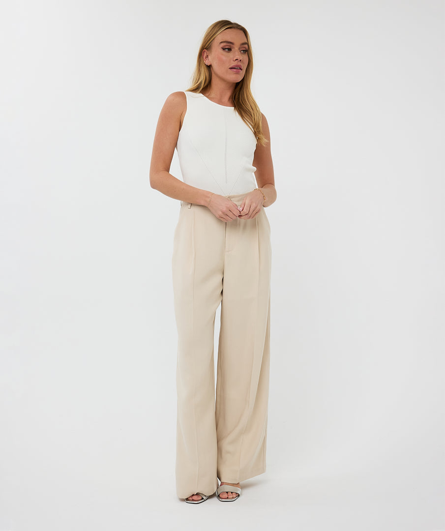Licht zandkleurige broek met plooien van EsQualo, model Pleat Light Sand HS25.10221, getoond in close-up.
