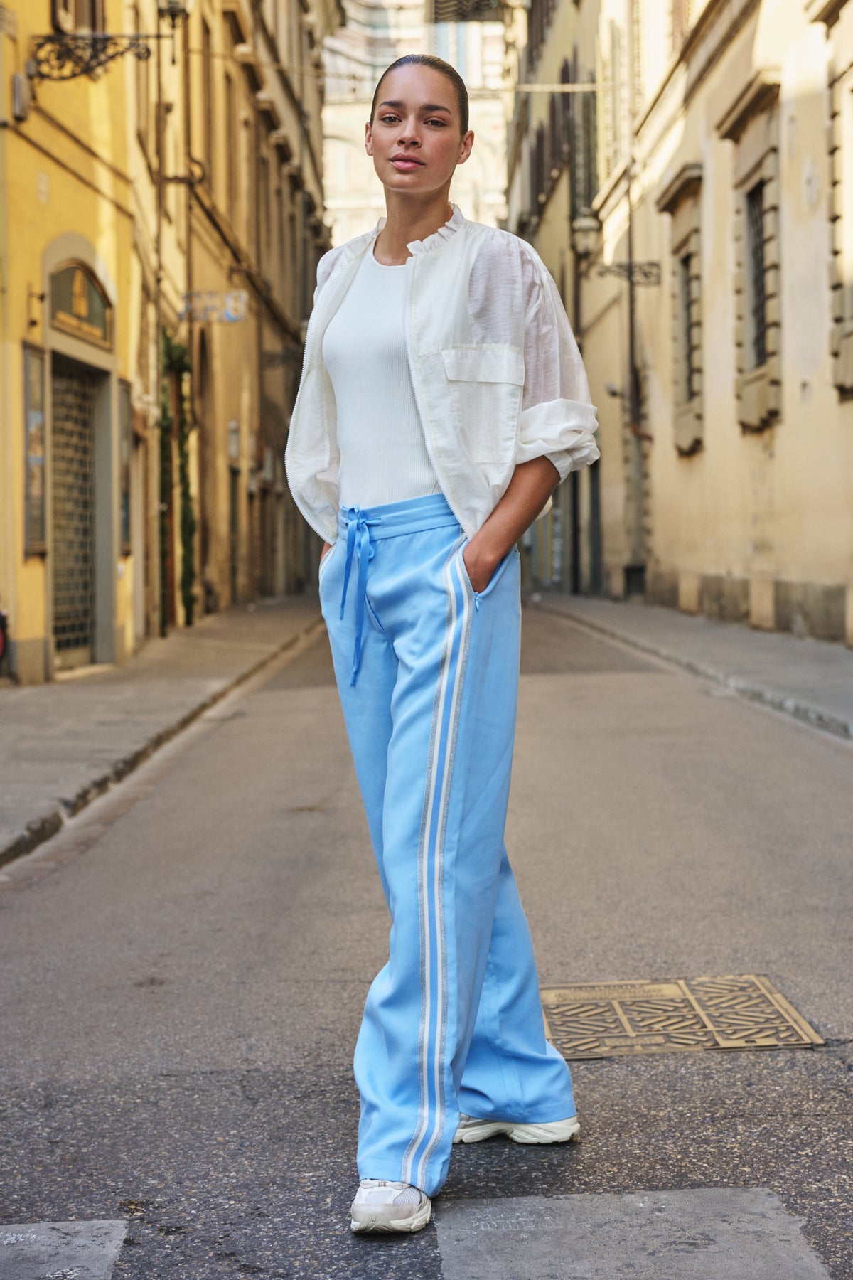 EsQualo broek met blauwe zijnaad tape, casual fit en denim look, zichtbaar op de afbeelding.
