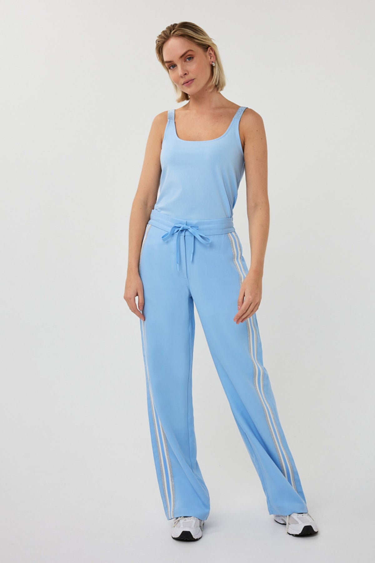 EsQualo broek met zijnaad tape in Pacific Blue, modieus en stijlvol, detail van de tape langs de zijnaad van de broek.