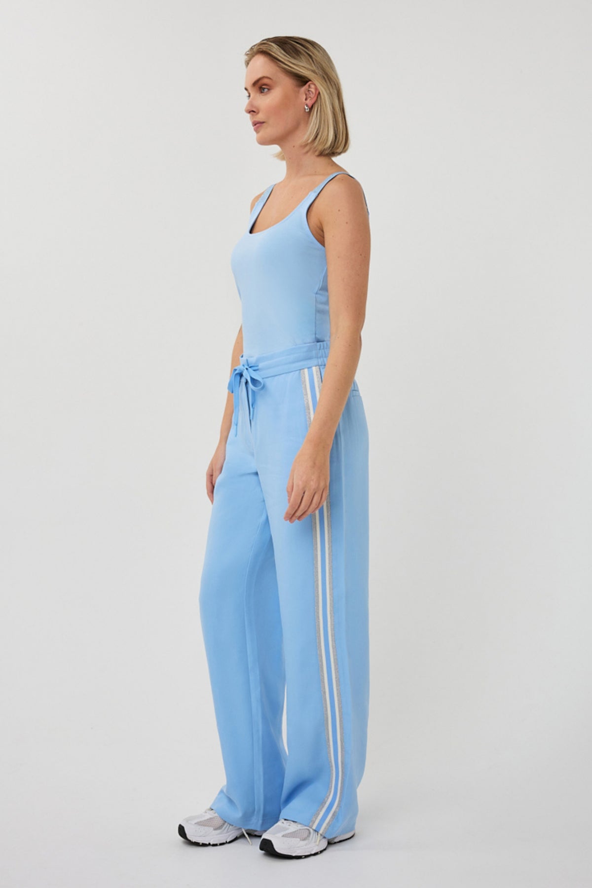 EsQualo broek met zijnaad tape in Pacific Blue, close-up van de details en stiknaden.