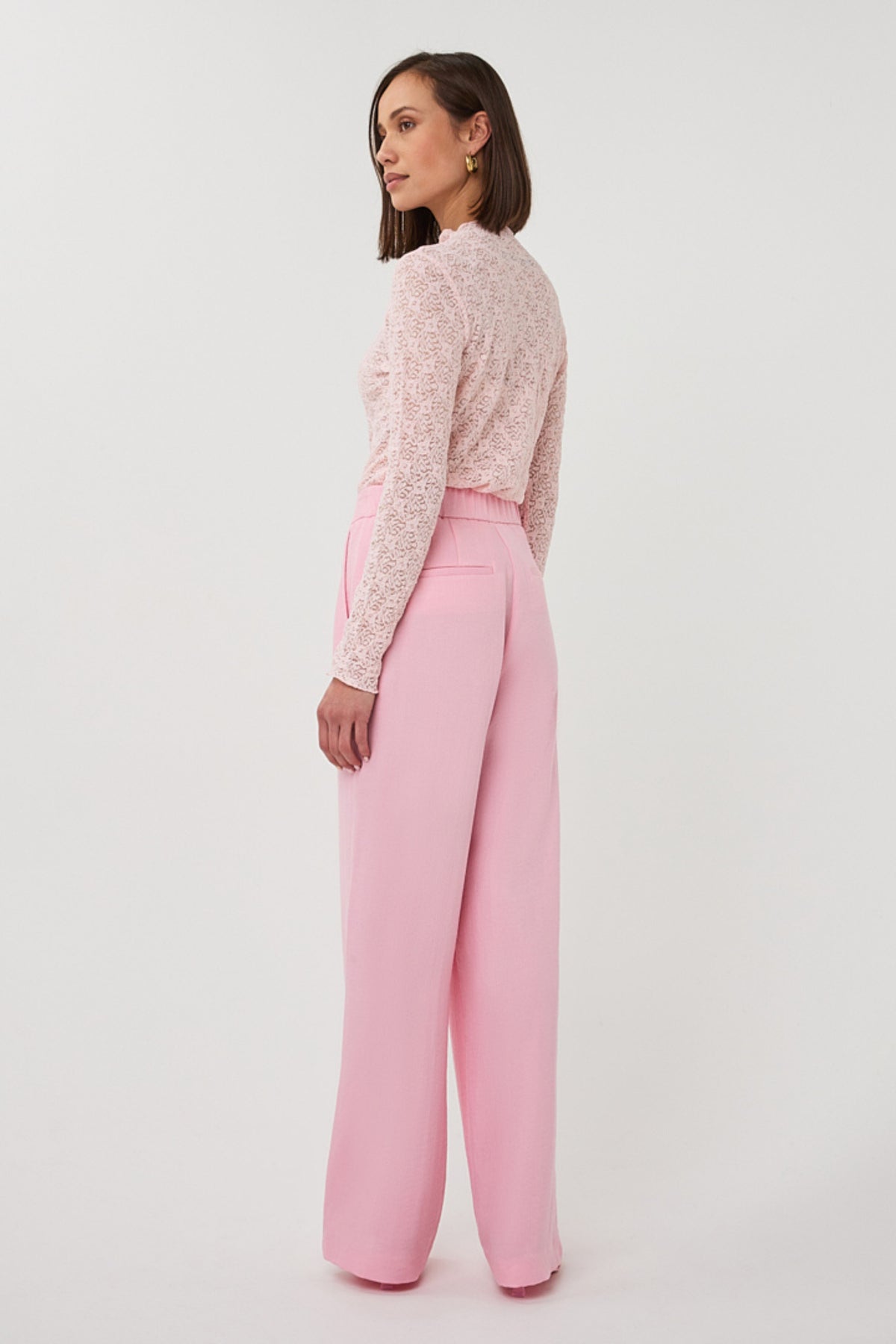Brede twillbroek van EsQualo in Romance Rose kleur, met wijde pasvorm en stijlvolle uitstraling.
