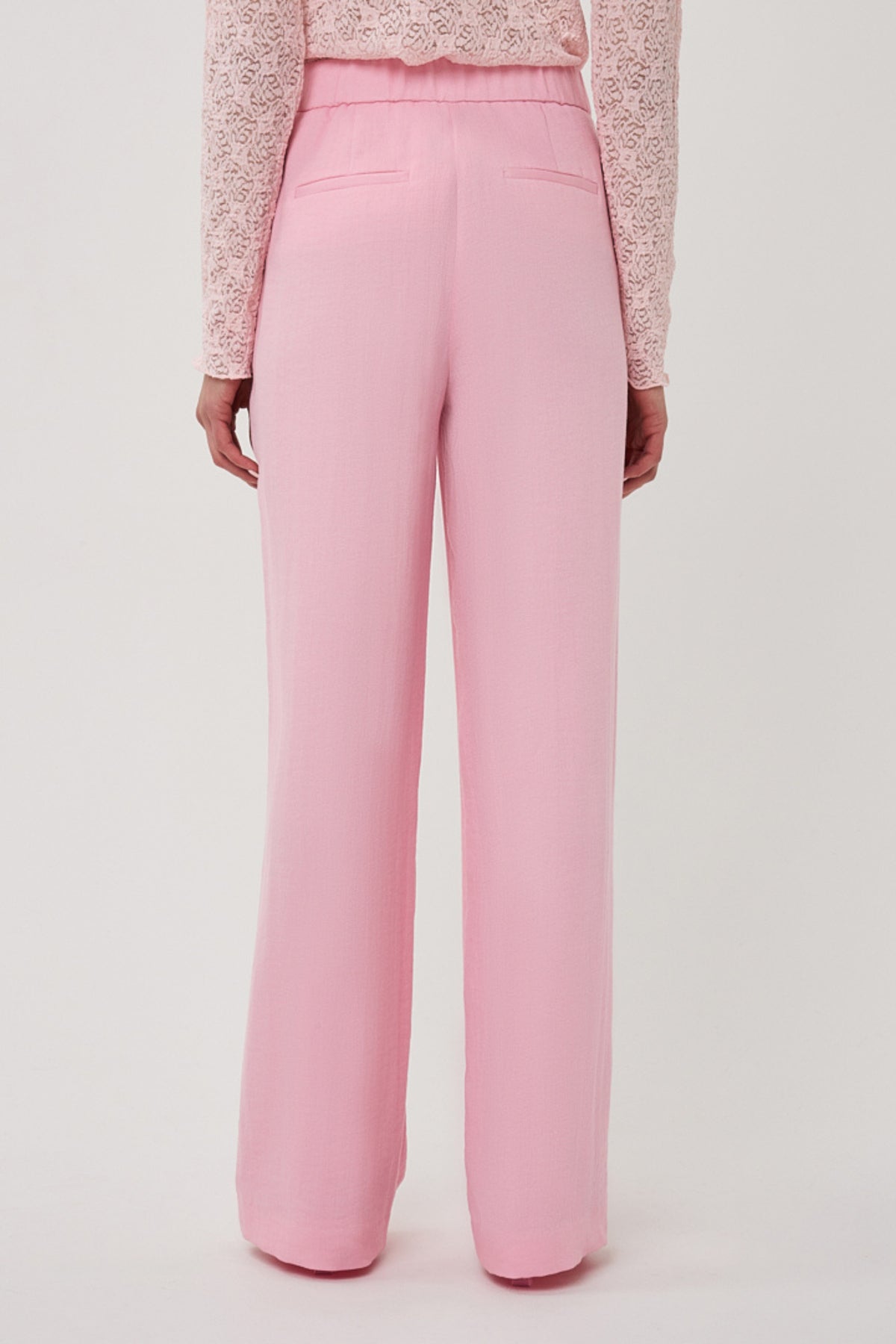 EsQualo brede twillbroek in Romance Rose met wijde pasvorm en elegante uitstraling, zichtbaar in de afbeelding.