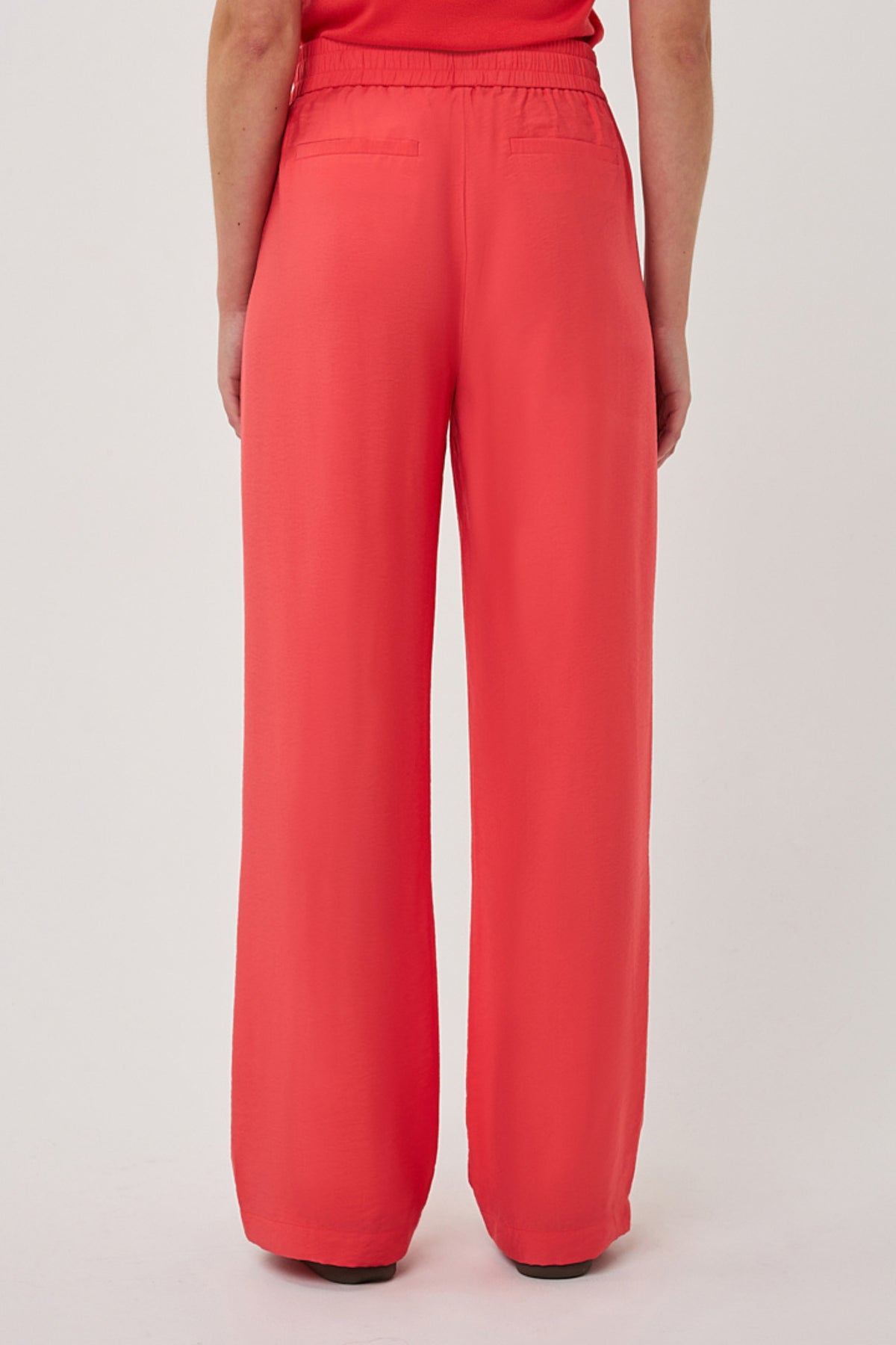 Breed elastische taillebroek van EsQualo in chili rood met slub-stof, wijde pasvorm en comfortabel draagcomfort.