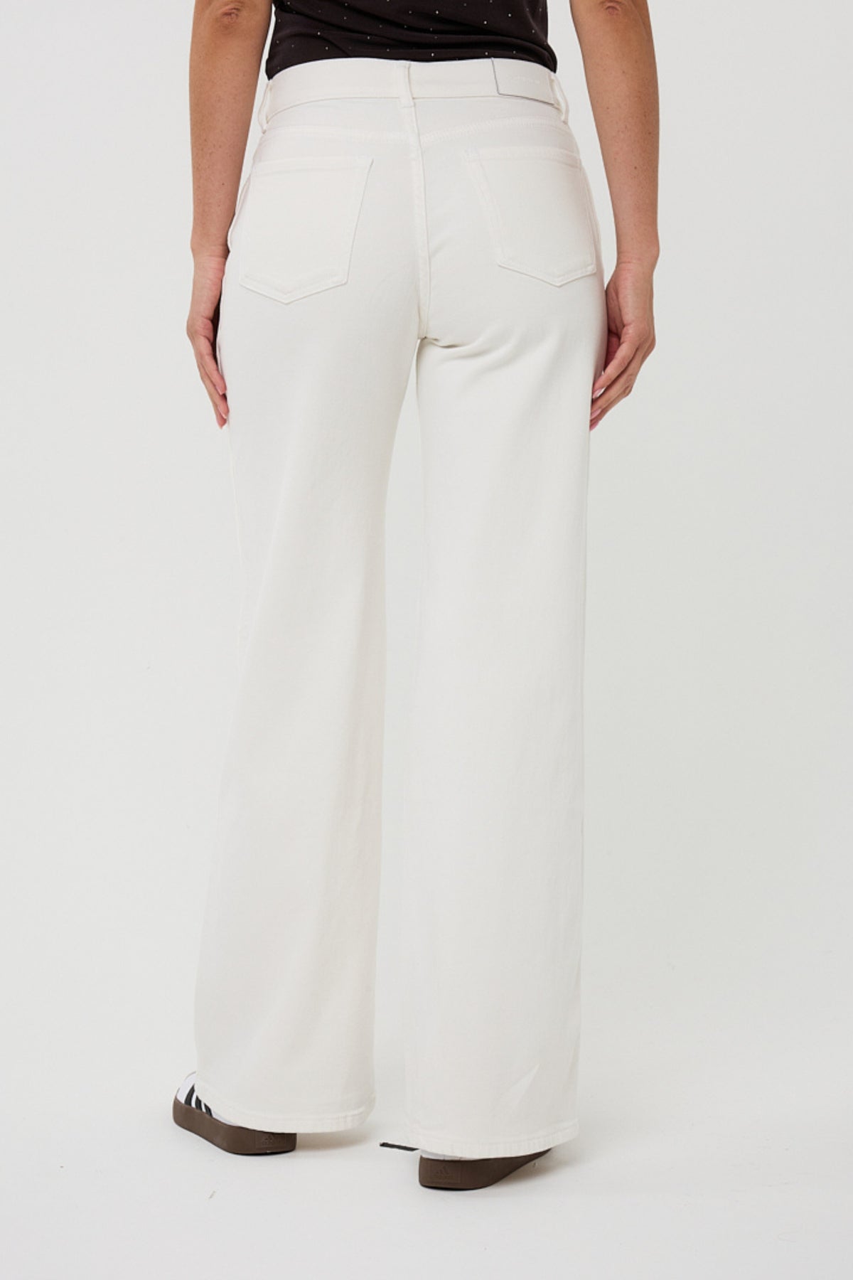 Offwhite brede broek van EsQualo met wijde pijpen en vijf zakken, casual en comfortabel voor dagelijks gebruik.
