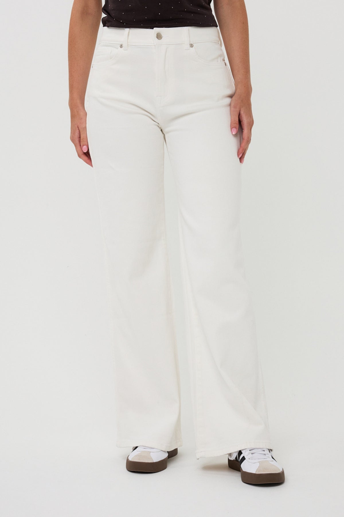 Offwhite brede broek van EsQualo met wijde pijpen en vijf zakken, casual stijl, comfortabel en modieus voor dagelijks gebruik.