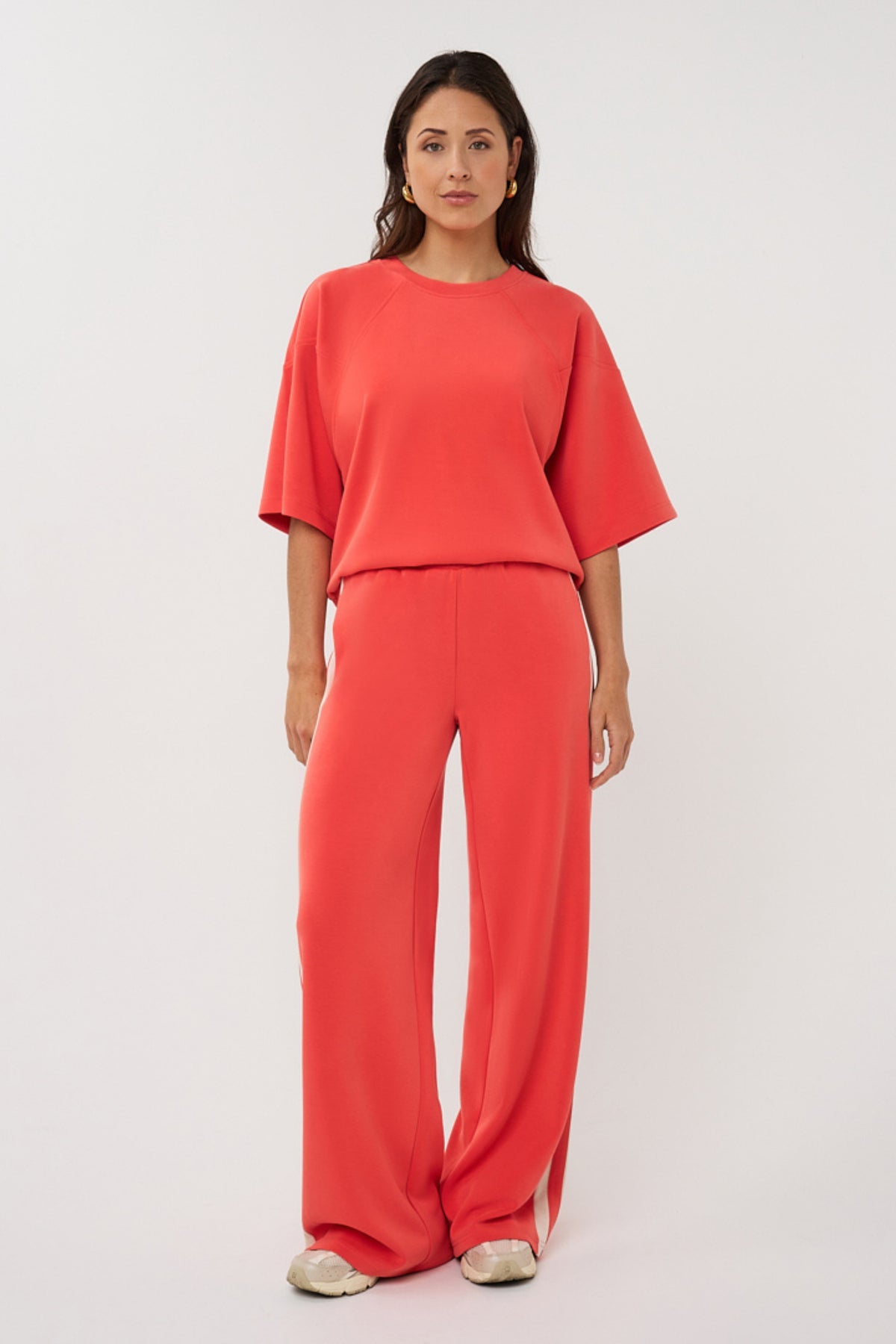 Brede stripe modal broek van EsQualo in chili rood, comfortabel en stijlvol, perfect voor casual en casual-chique looks.