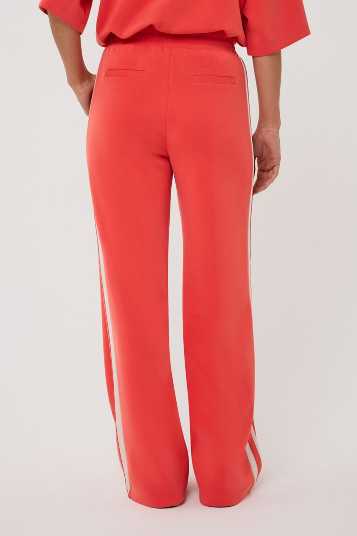 Brede stripe modal broek van EsQualo in chili rood, comfortabel en stijlvol, met een losse pasvorm en opvallende strepen.