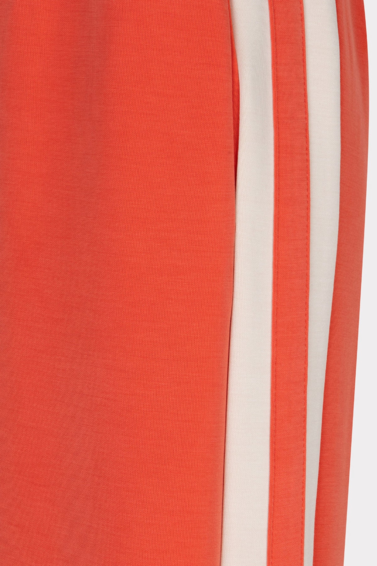 Brede gestreepte modal broek van EsQualo in chili rood, comfortabele en stijlvolle dames broek met brede pasvorm.