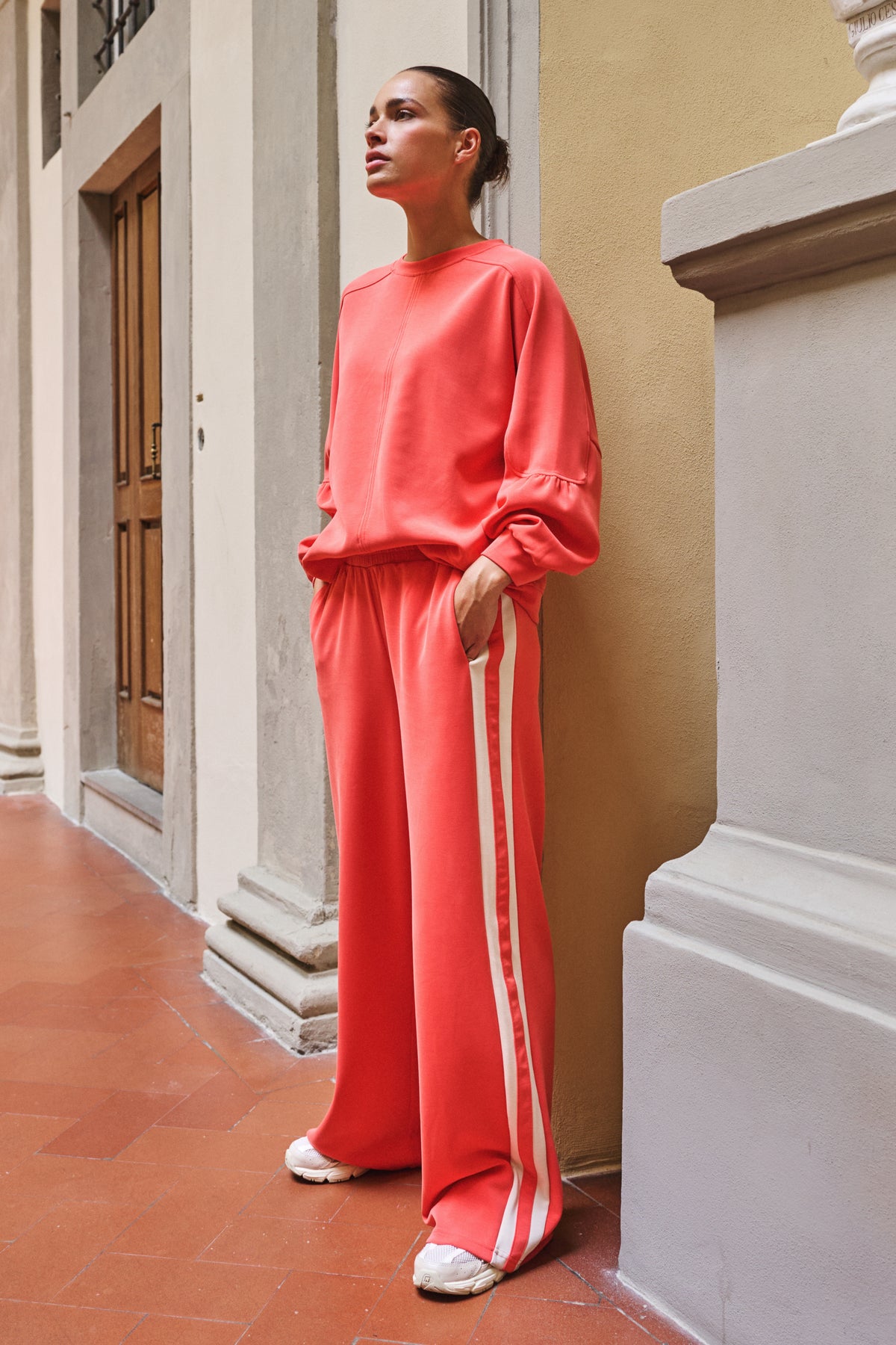 Brede stripe modal broek van EsQualo in chili rood, comfortabel en stijlvol, met wide pasvorm en opvallende streepdetails.