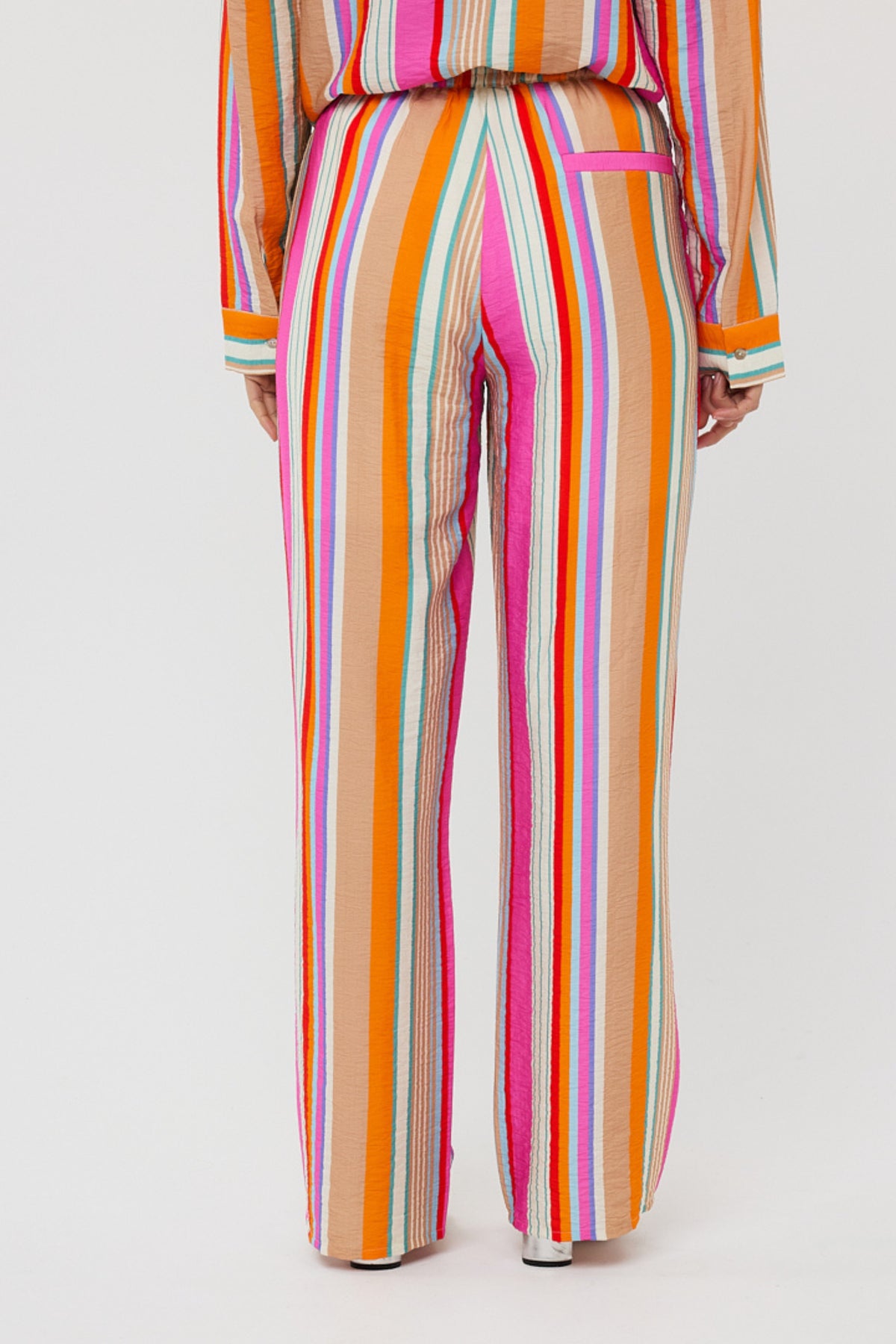 EsQualo wide gestreepte broek met print, comfortabele pasvorm en stijlvolle uitstraling, voor een casual en modieuze look.