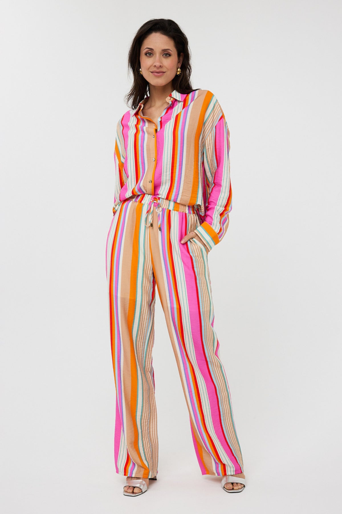 Wijdvallende EsQualo broek met breed gestreept print, modieuze comfortabele damesbroek, zwart en witte strepen.