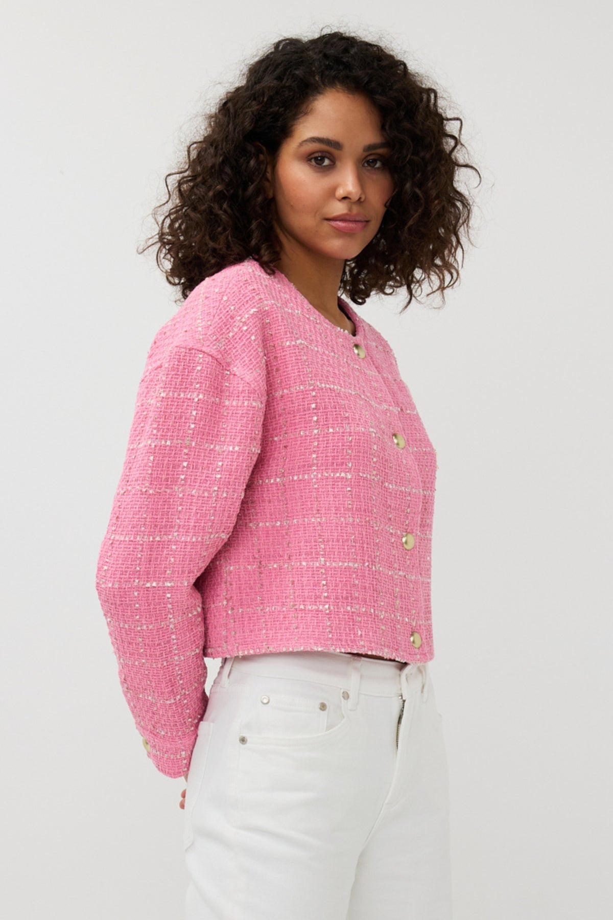 Korte cropped boucle jas van EsQualo in roze, met textuur en stijlvolle uitstraling, perfect voor modieuze outfits.