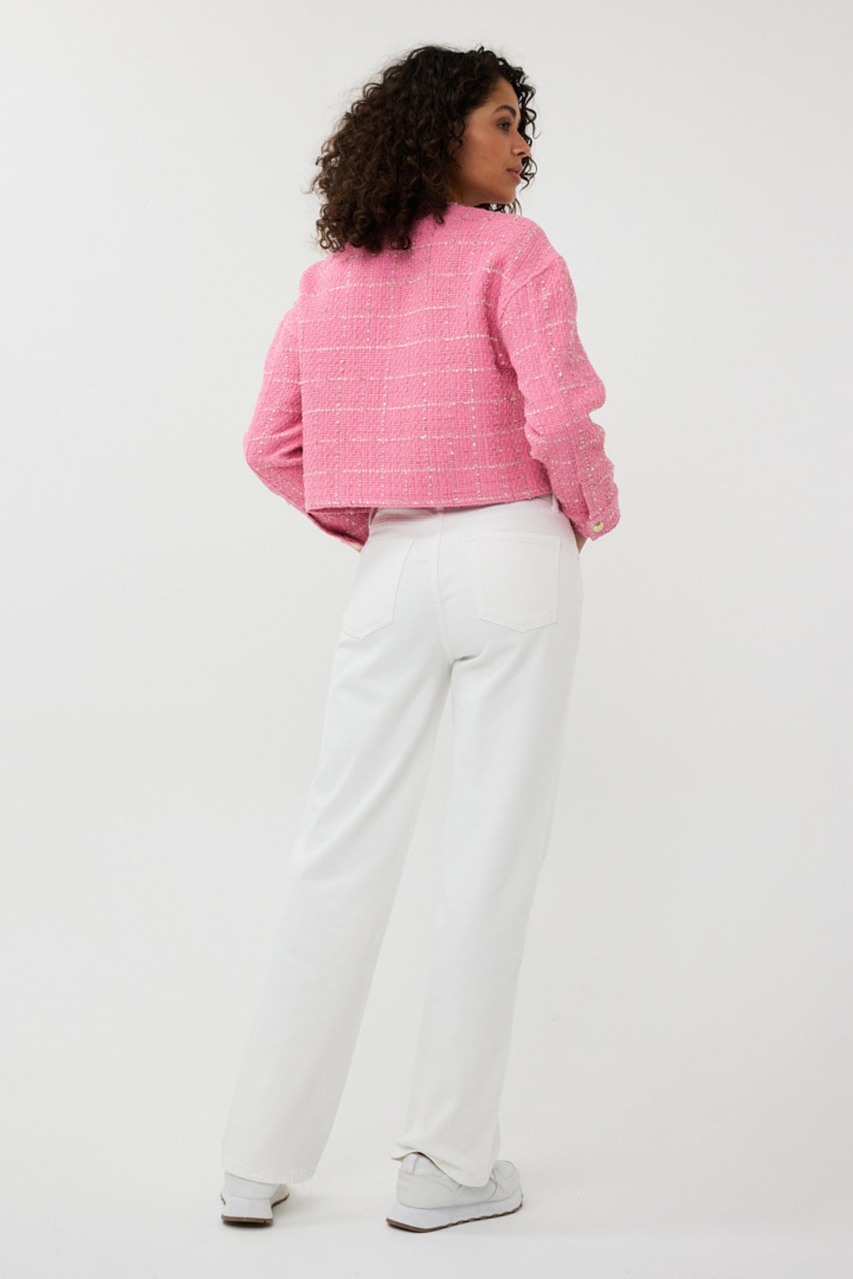 Cropped boucle jas van EsQualo in roze, met zachte textuur en korte pasvorm, geschikt voor casual en stijlvolle outfits.