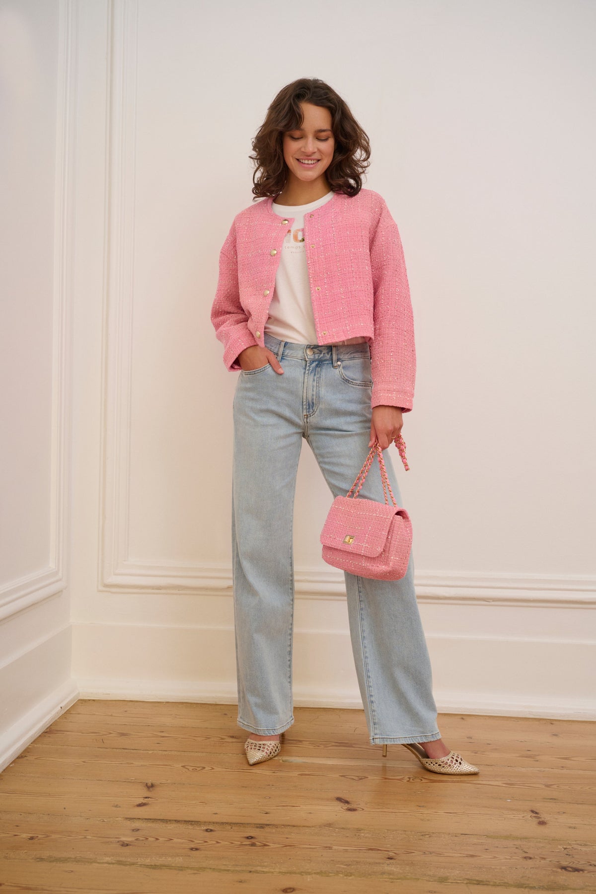Lichtroze geknoopte cropped boucle jas van EsQualo met ronde hals en lange mouwen, modieus en comfortabel.