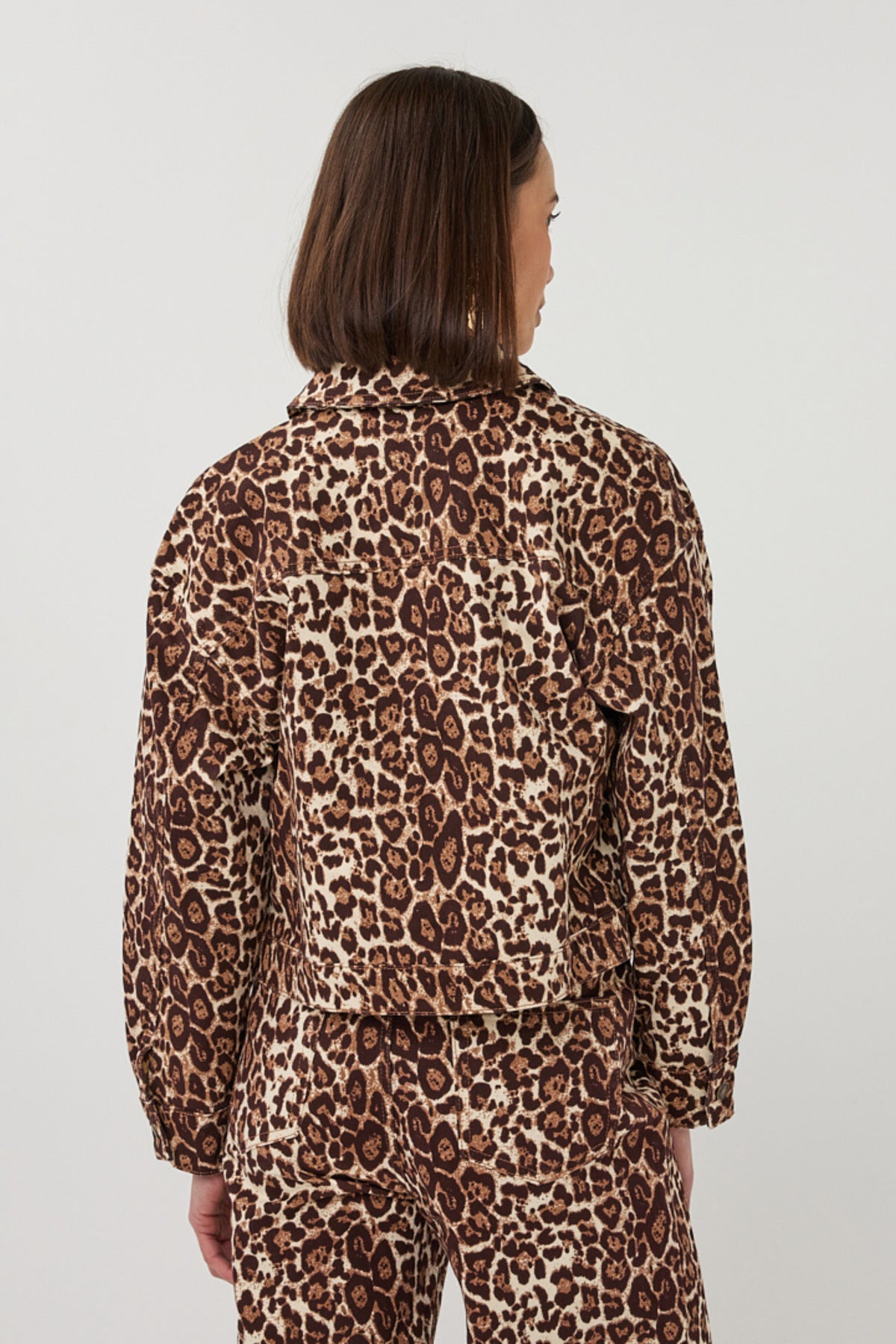 EsQualo spijkerjack met luipaardprint in rood en zwart, korte jas met opvallend print en casual pasvorm
