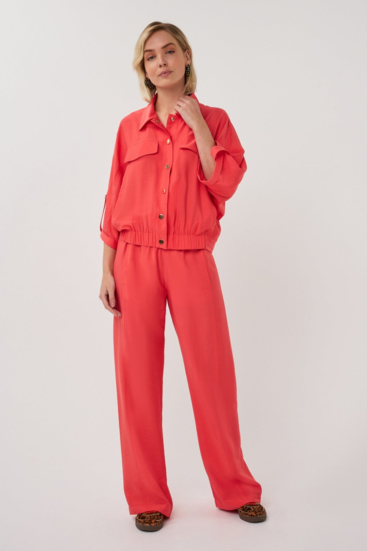 EsQualo jas in chili rood met slub-stof, korte pasvorm en stevige kraag, geschikt voor casual en stijlvolle outfits.