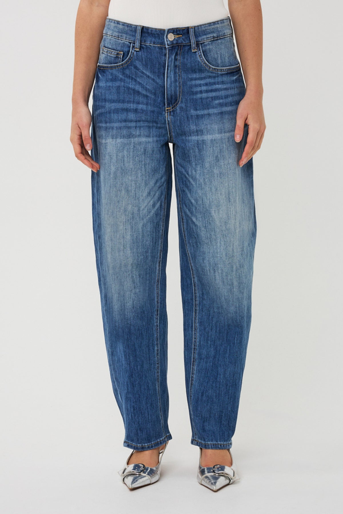 Blauwe Barrel Fit jeans van EsQualo, denim stof, rechte snit, zichtbare steeknaden en klassieke zakken.