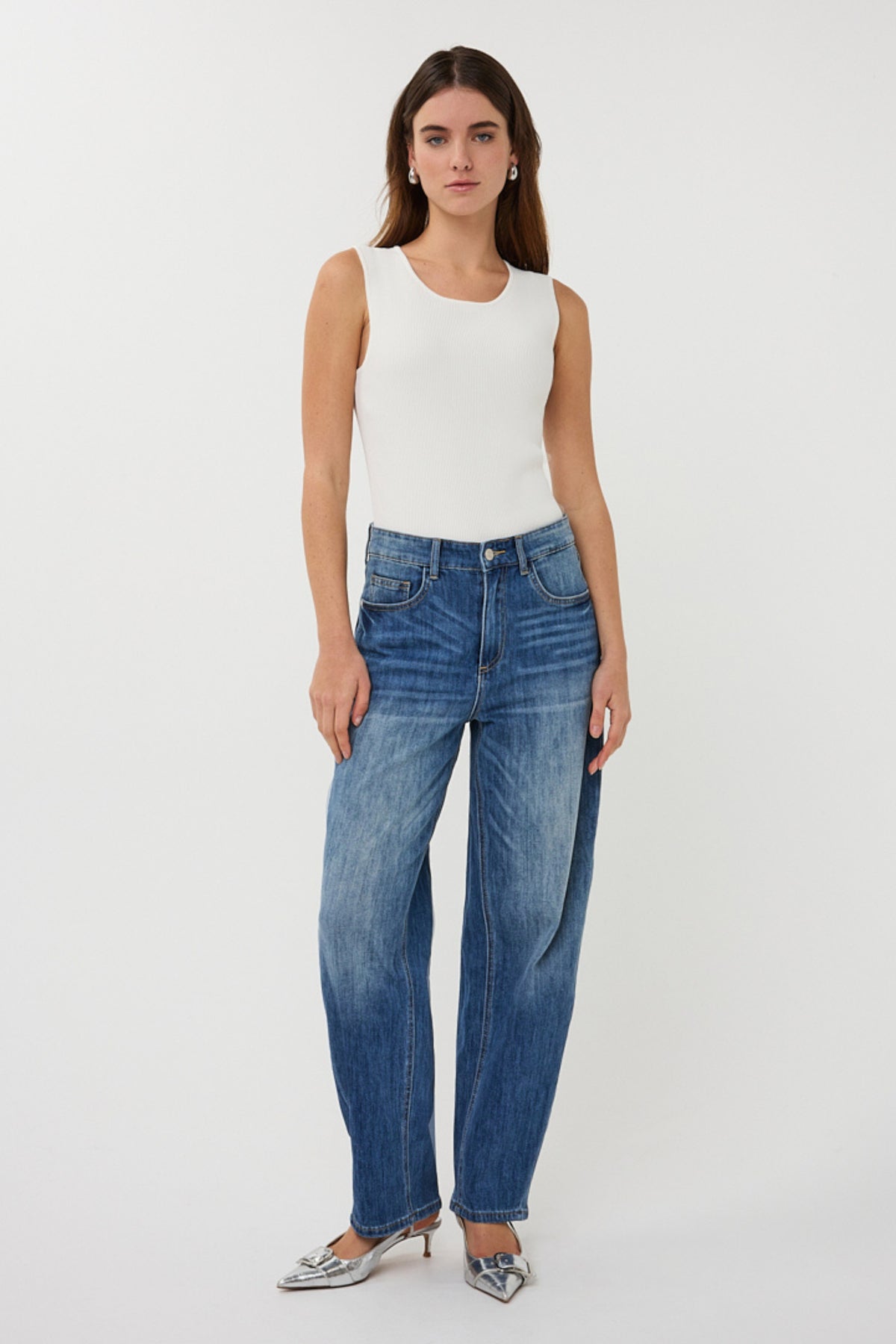 Blauwe Barrel Fit jeans van EsQualo met rechte snit en denim stof, zichtbaar op de afbeelding.