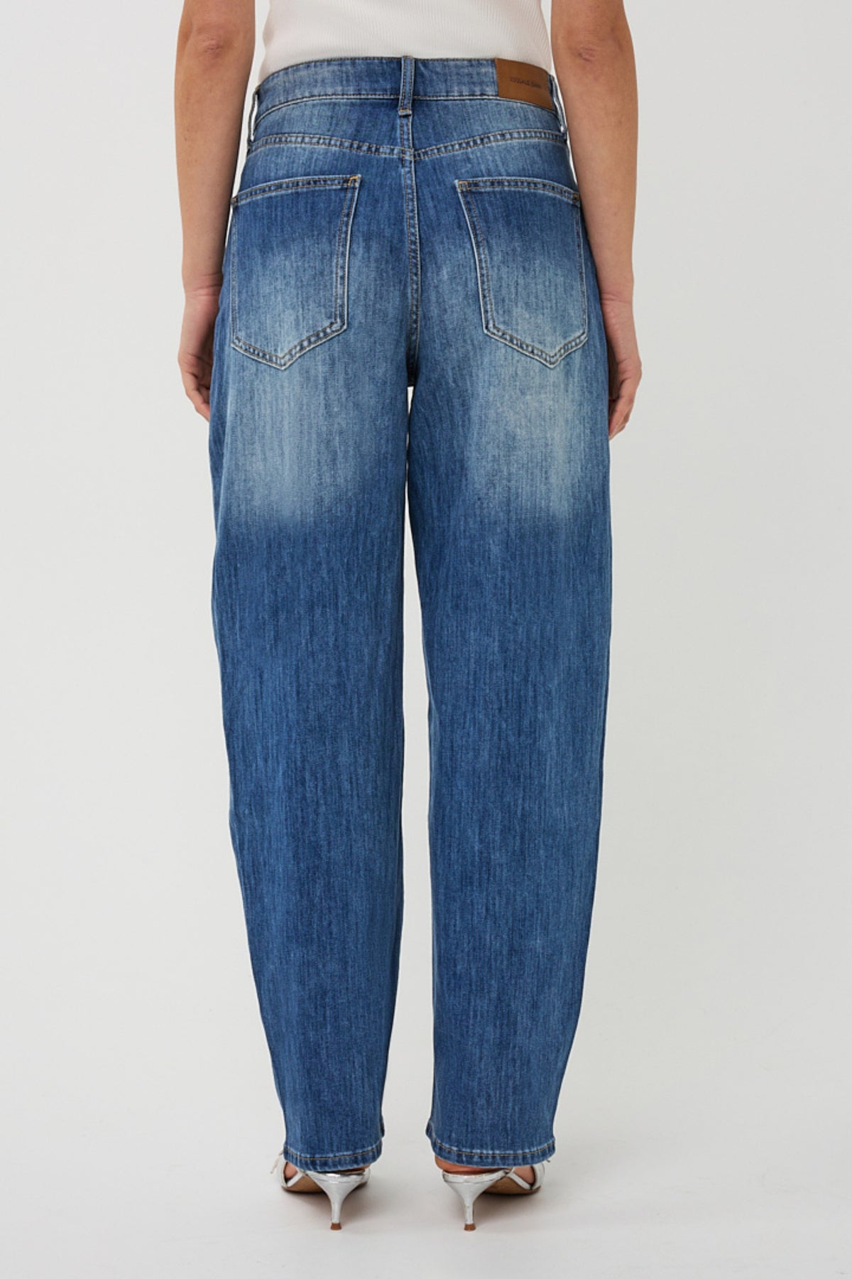 Blauwe Barrel Fit jeans van EsQualo met rechte snit, zichtbaar op de afbeelding, geschikt voor casual draagstijl.