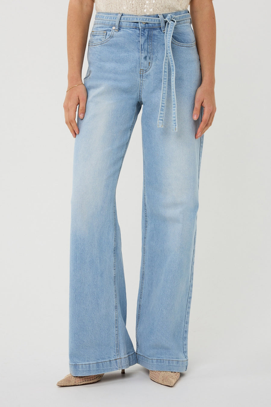 Lichte blauwe denim jeans van EsQualo met bijpassende riem, casual stijl en detailfoto van de belt en jeans.