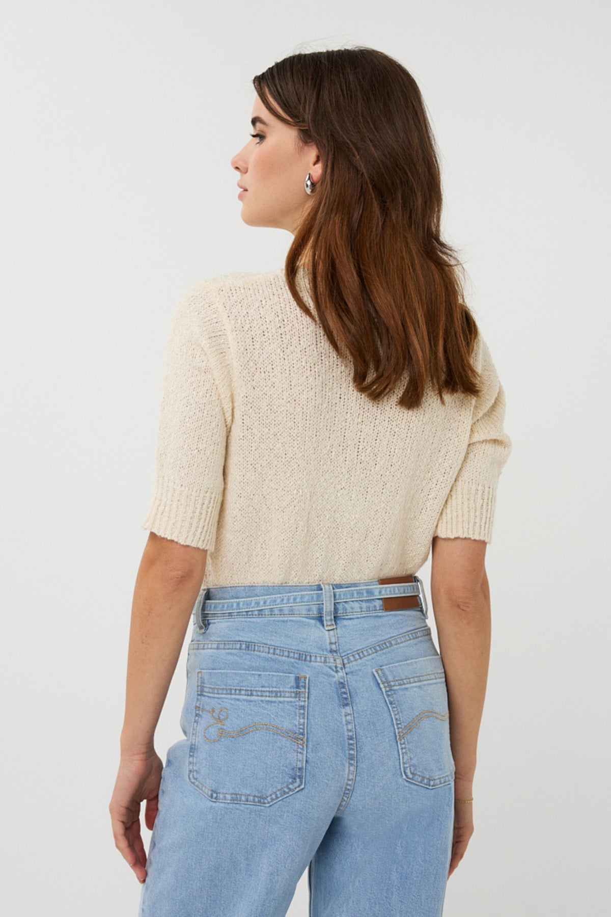 Lichte blauwe jeans van EsQualo met denim riem, casual stijl en slank fit, zichtbare details en textuur van de stof.