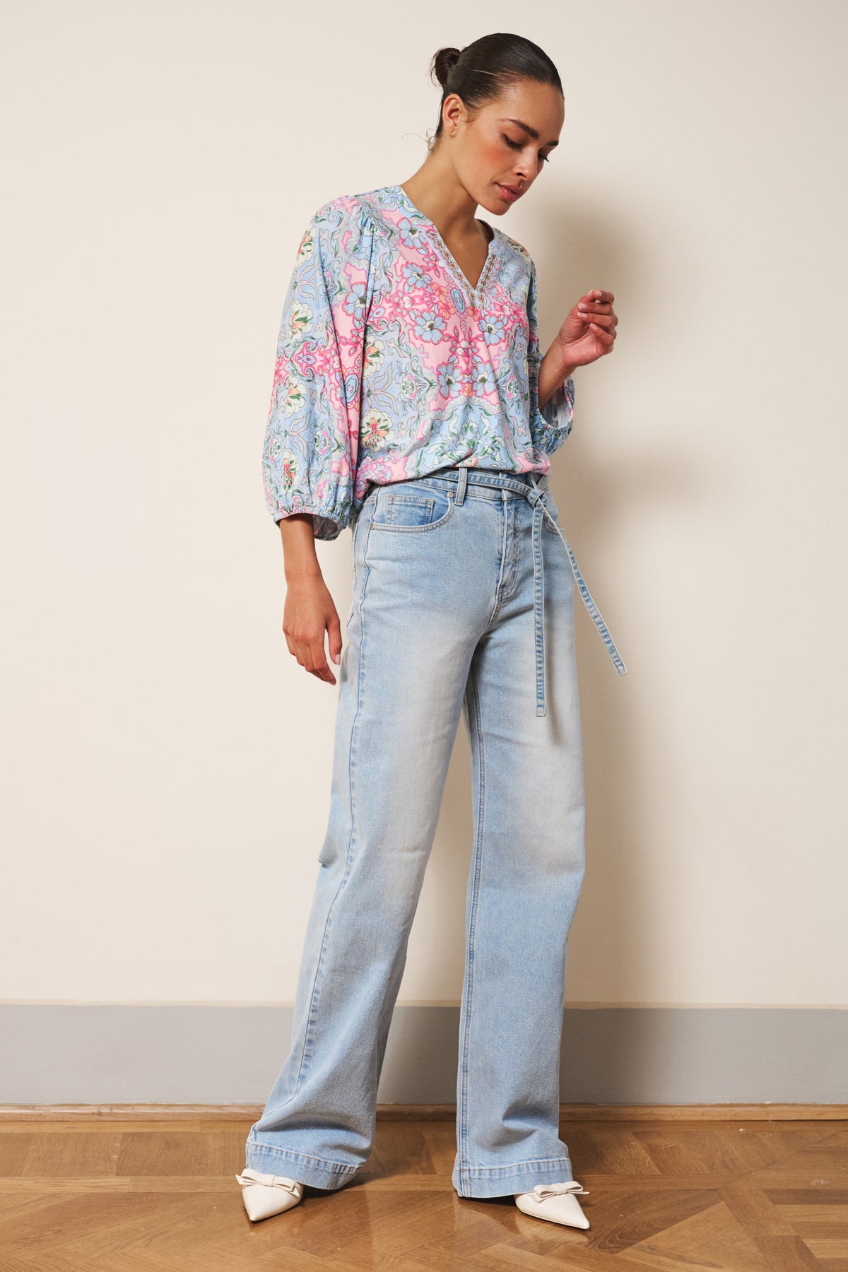 Lichte blauwe denim jeans van EsQualo met riem, casual stijl, zichtbaar op de afbeelding.