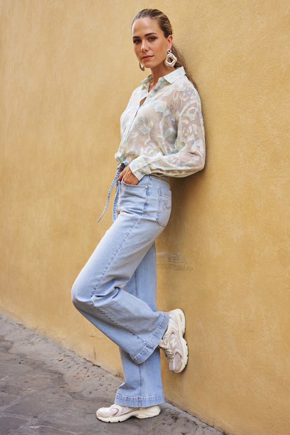 Lichtblauwe jeans van denim met riem van EsQualo, casual stijl, close-up van het product met riem en denim stof.