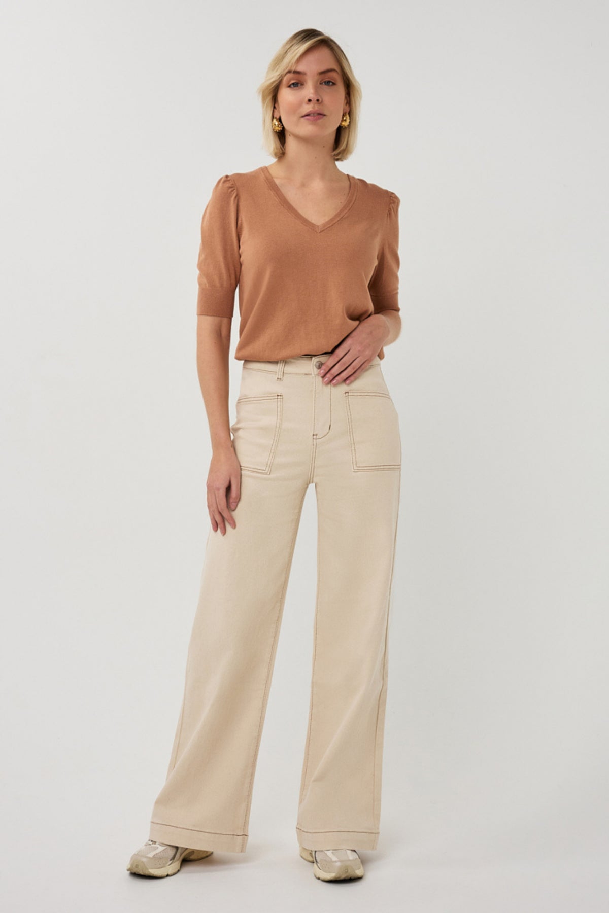 Natuurlijke EsQualo Twill jeans met rechte pasvorm en klassieke blauwe kleur, zichtbaar in de afbeelding.