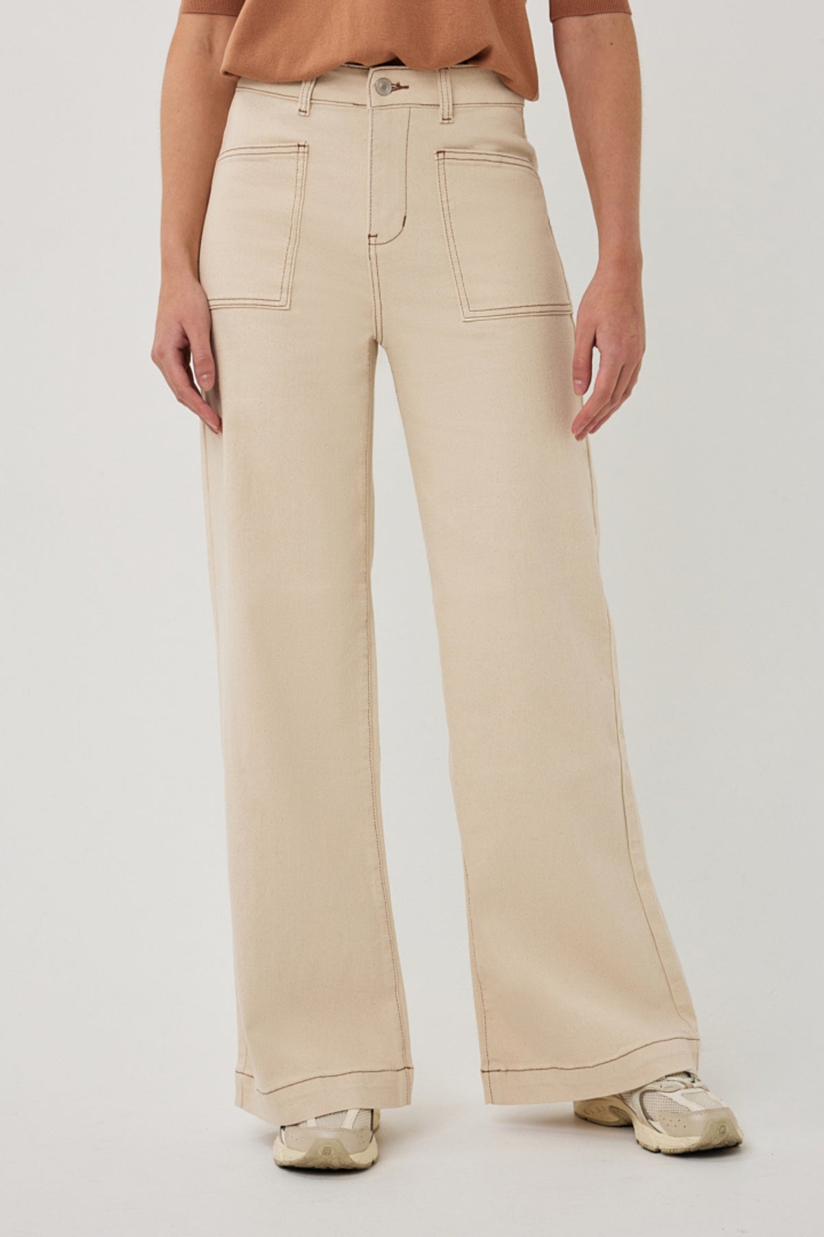 Natuurlijke EsQualo Twill Jeans SP26.12020 met rechte pasvorm, zichtbaar in de afbeelding, gemaakt van stevig katoenmateriaal.