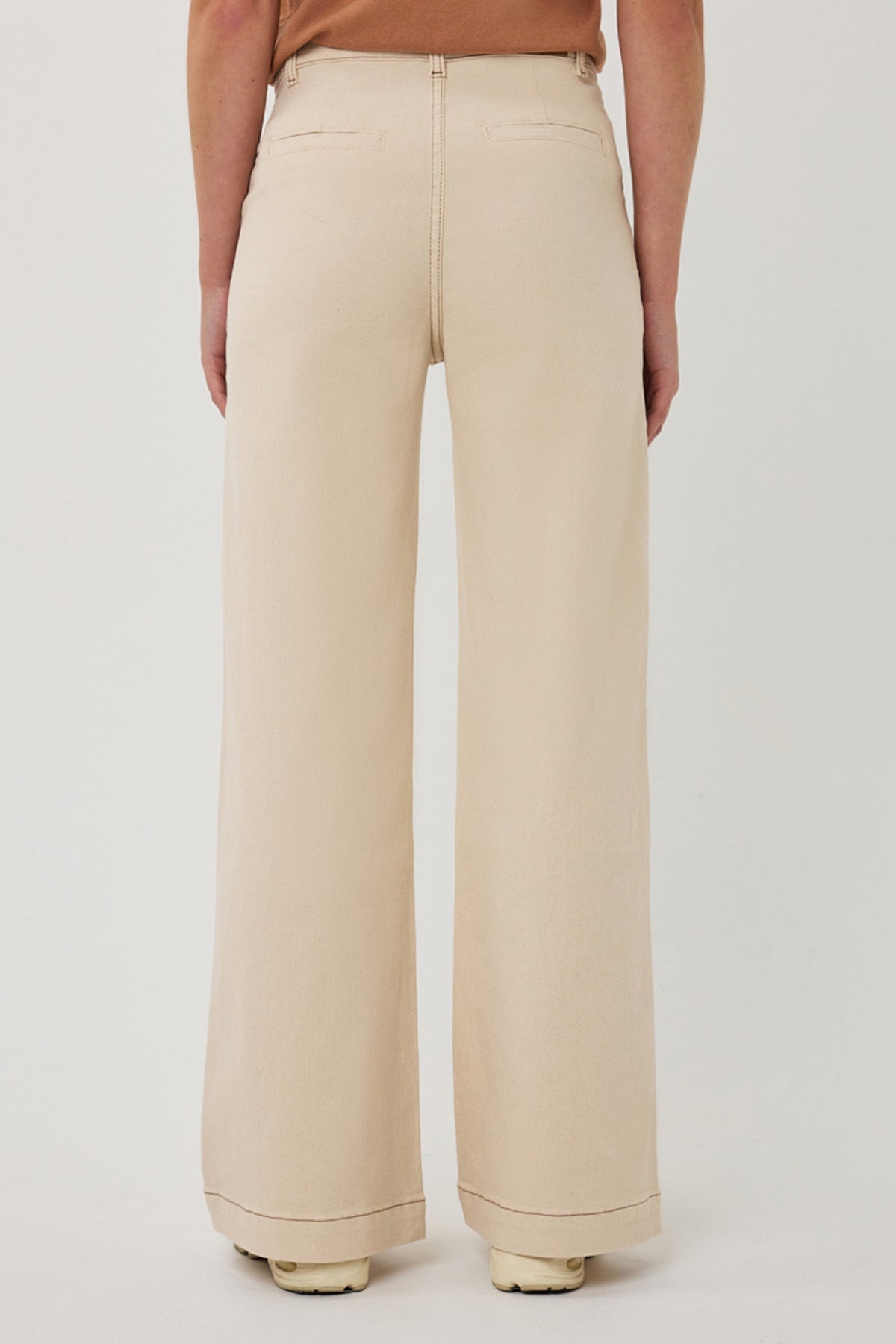 Natuurlijke EsQualo Twill jeans voor dames, strak model, donkere tint, met zakken en riemlussen.