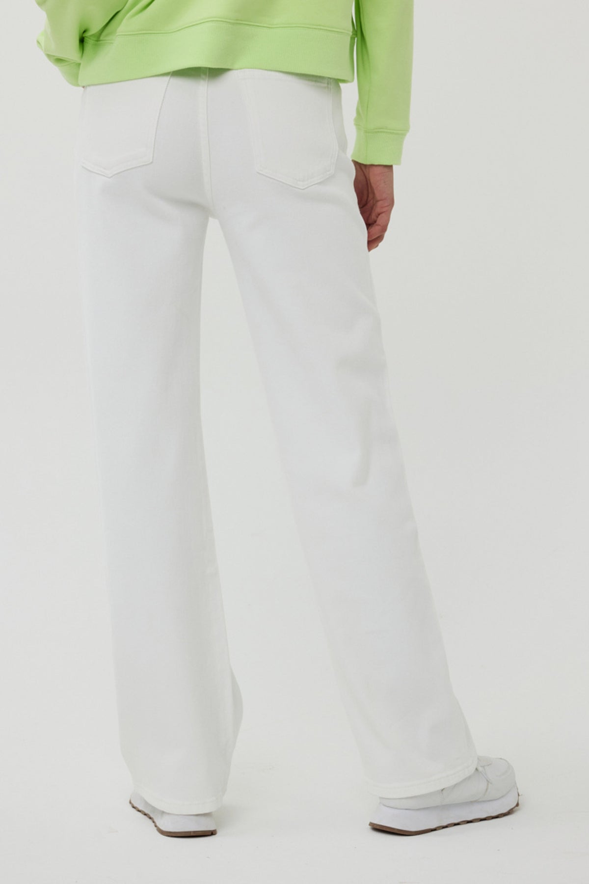 Offwhite brede jeans van EsQualo met wijde pijpen, casual en comfortabel, zichtbaar op de afbeelding.