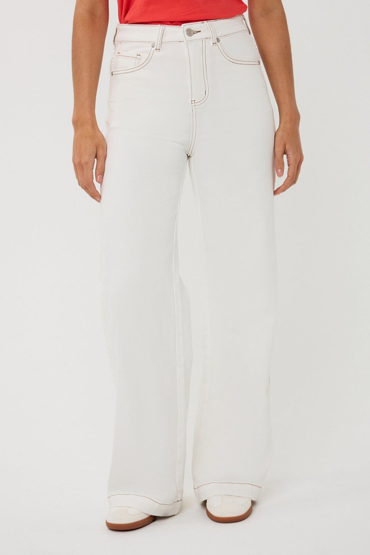 Lichte wijde offwhite jeans van EsQualo met een losse pasvorm en stevige denim stof, zichtbaar op de afbeelding.
