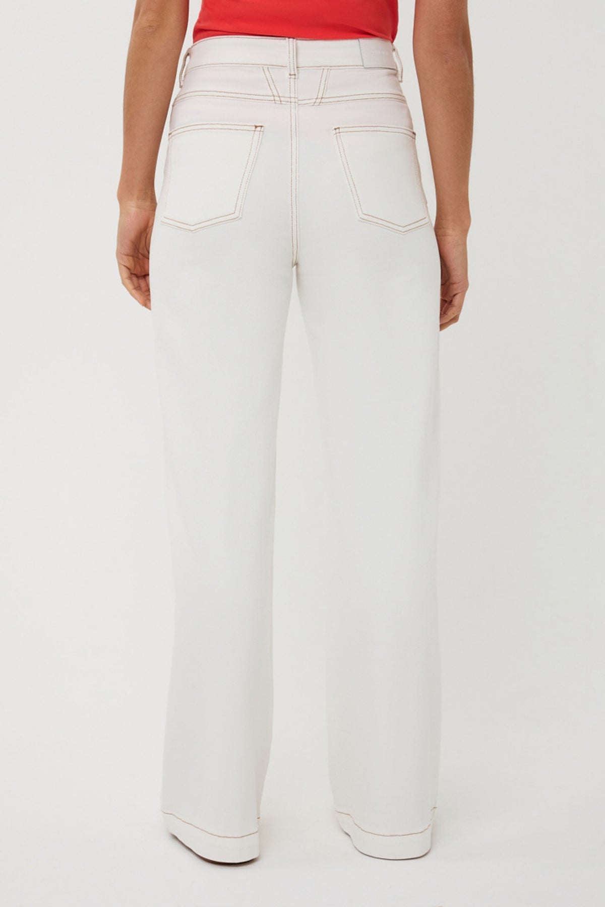 Brede offwhite jeans van EsQualo met rechte pasvorm, zichtbaar op de afbeelding, met details van de stof en snit.