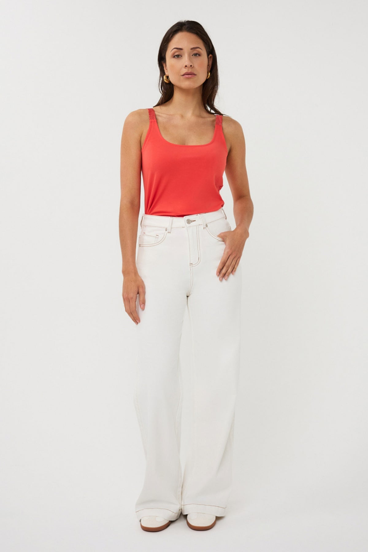 Brede offwhite jeans van EsQualo, model SP26.12022, met wijde pijpen en denim stof, zichtbaar voor een casual look.