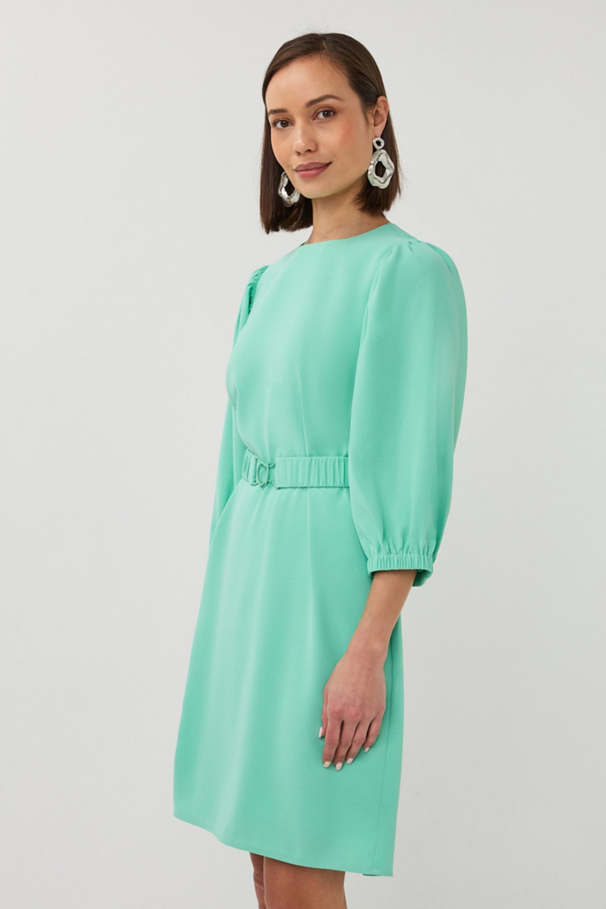 Mintgroene crepe jurk van EsQualo met elegante pasvorm en gedetailleerde afwerking, geschikt voor diverse gelegenheden.